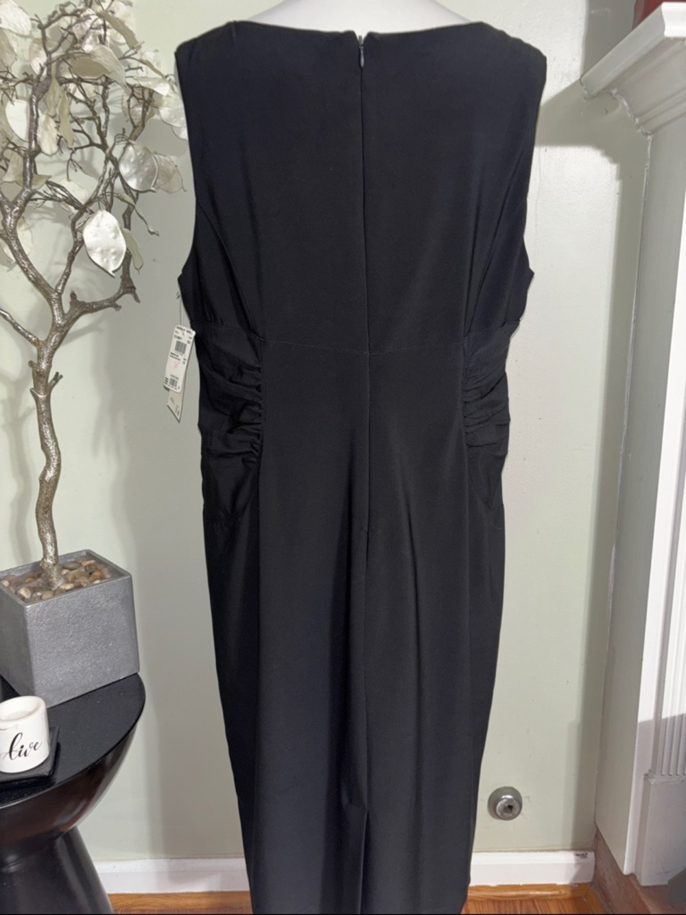 Adrianna Papell Elegant Black Sleeveless Notch-Neck Midi Dress - Picture 5 of 6